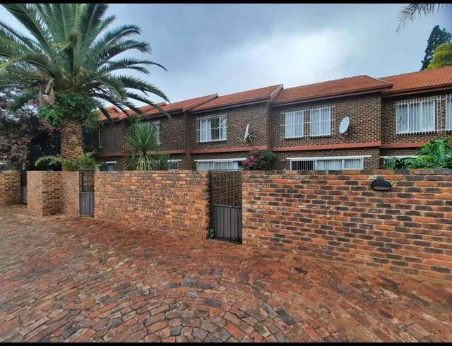 2 BEDROOM TOWNHOUSE FOR SALE IN PIERRE VAN RYNEVELD